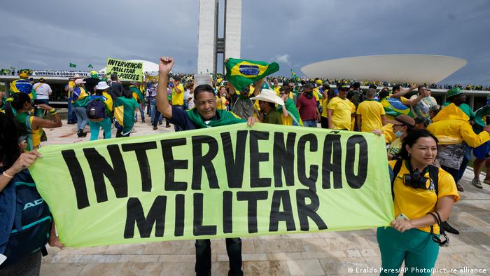 博尔索纳罗的支持者都穿上了巴西足球队的球衣