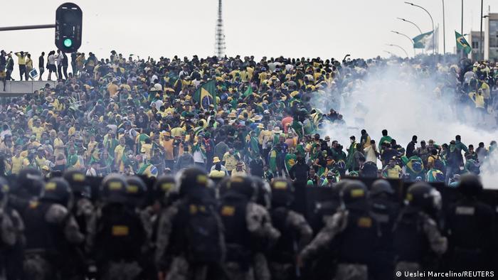 博尔索纳洛的支持者在巴西首都与警方对峙