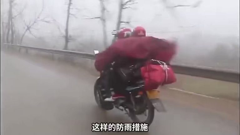 为省下1000元路费，他甘愿顶着狂风暴雨骑着摩托车千里返乡，只为能在春节与家人团聚