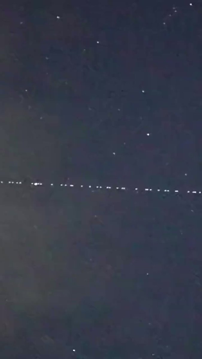 SpaceX 星链卫星在日本广岛上空飞行 。